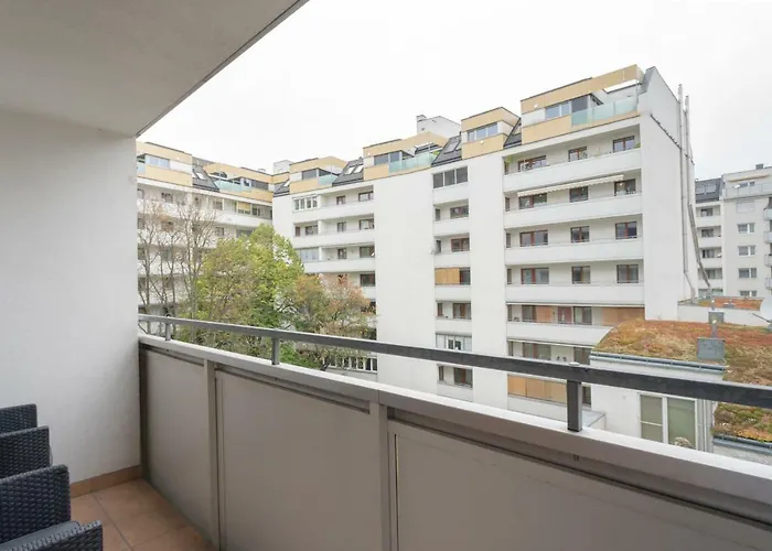 Spacious With Balcony Apartment Vienna